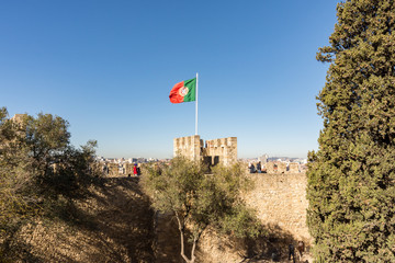 Bandeira de Portugal hasteada no Castelo de São Jorge, na cidade de Lisboa, Portugal, durante o mes de dezembro de 2017.