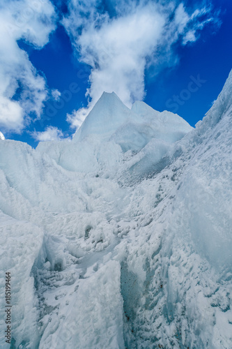 khumbu-lodowiec-blisko-everest-podstawowego-obozu-na-himalajskiej-dolinie-nepal