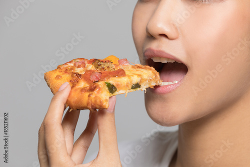 ピザを食べる女性 Stock 写真 Adobe Stock