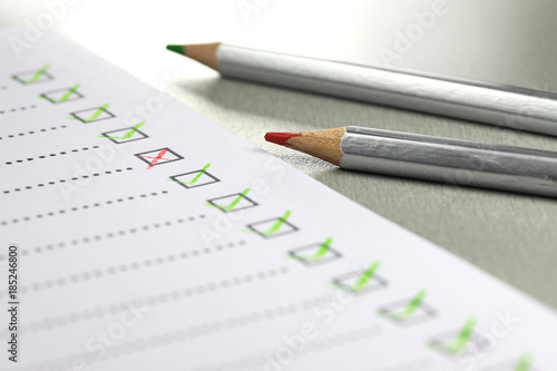 Fotografía completed checklist with failure in office