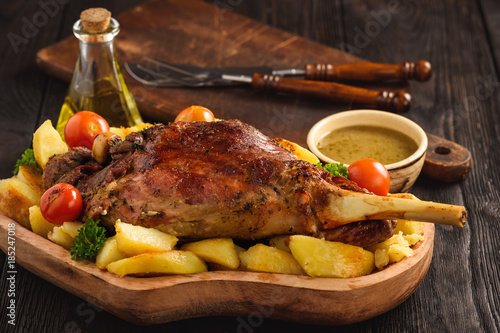 Fotomural Slow baked lamb leg with potatoes and sauce.
