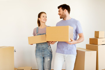 Wall Mural - happy couple with boxes moving to new home