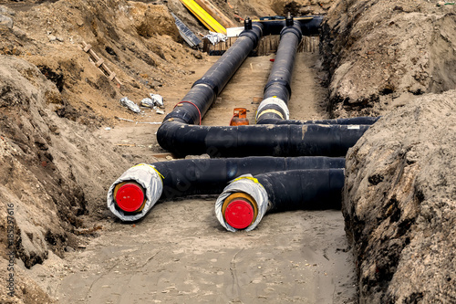 Fotografía Installing district heating pipes in a trench 2