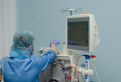 Zdjęcie XXL sprzęt do hemodializy i pielęgniarka