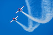 samoloty wykonujące akrobacje na błękitnym niebie