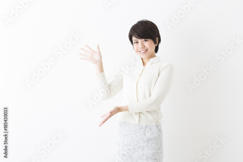 カメラ目線で案内のポーズで立つ女性 Stock Photo Adobe Stock