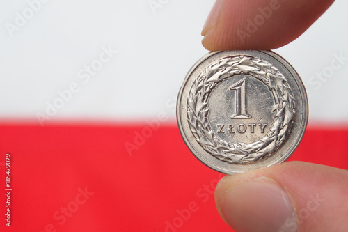  Obrazy Pieniądze   polska-moneta-na-tle-polskiej-flagi