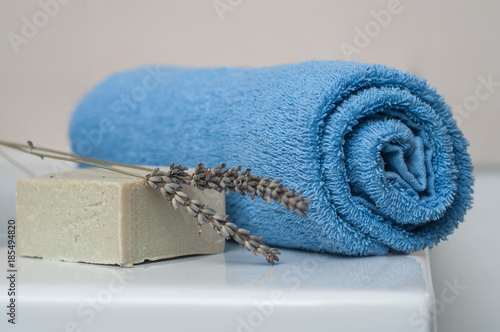 Fotomural Serviette de bain sur le rebord de baignoire avec savon à la lavande