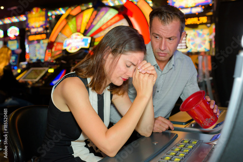 Fotografía female gambler lost everything in the casino