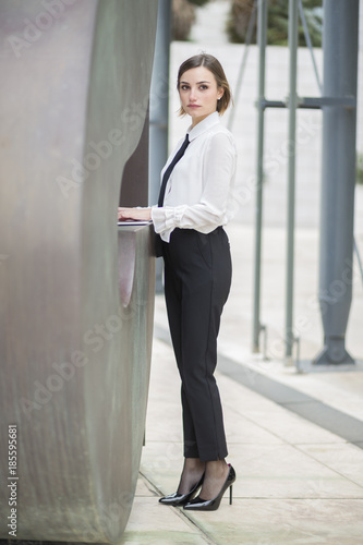 pantalone nero camicia bianca