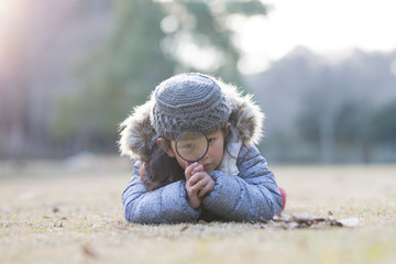 虫眼鏡で遊ぶ女の子