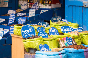 Canvas Print - Selection of spices on a traditional Moroccan market (souk) in Marrakech, Morocco