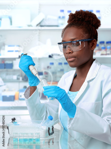 Fotografía African-american scientist working in laboratory