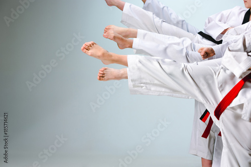 Fototapety Taekwondo  ujecie-studyjne-grupy-dzieci-trenujacych-sztuki-walki-karate