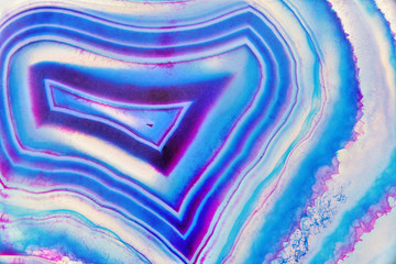  Amazing Banded Blue Agate Crystal przekrój jako tło. Naturalne światło półprzezroczysta agata kryształu powierzchnia, Błękitny abstrakcjonistyczny ekspresyjny struktura plasterka kopalin kamienia makro- zbliżenie