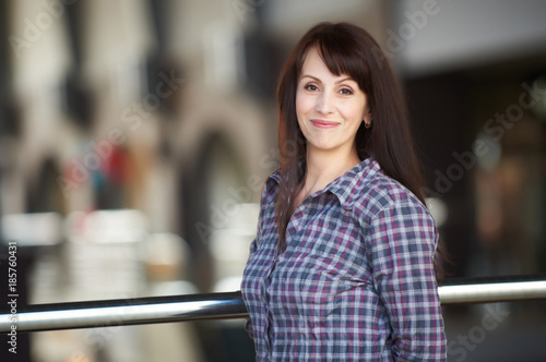 Photographie happy woman standing in a shopping mall