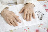 Fototapeta  - Dłonie starej kobiety przygotowane do zabiegu kosmetycznego.