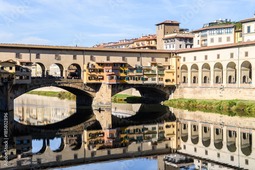 Zdjęcie XXL Korytarz Vasariego nad rzeką Arno we Florencji