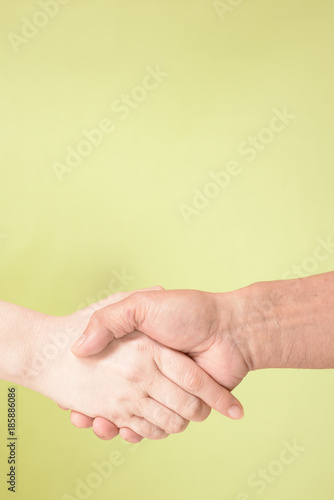 握手をする男女の手 Stock Photo Adobe Stock