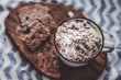 Heiße Schokolade mit Marshmallows und Keksen