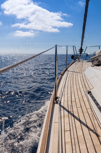 Dekoracja na wymiar  porecz-drewnianego-jachtu-zaglowego-na-otwartym-morzu
