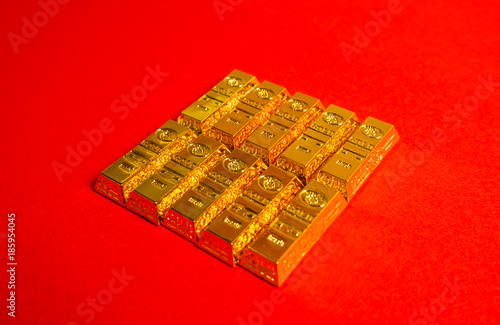 金塊 金ののべ棒赤色背景stock Photo Adobe Stock 金塊 金ののべ棒赤色背景stock Photo Adobe Stock
