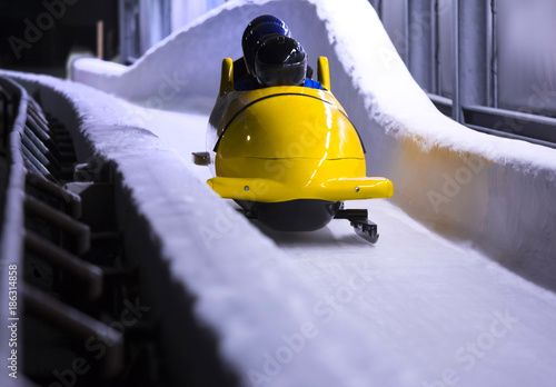 Dekoracja na wymiar  sanie-bobslejowe-pedzace-w-lodowym-kanale