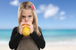 Kind trinken Orangensaft Orangen Saft Sommer Strand Meer gesunde Ernährung