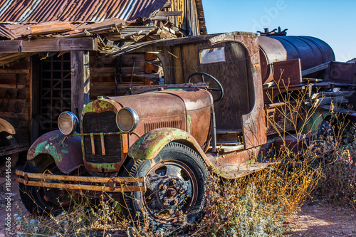 vintage-zardzewiale-cysterny-w-junk-yard