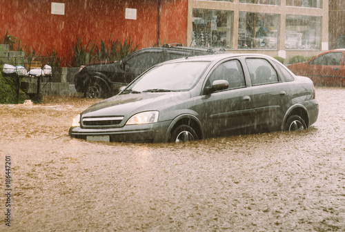 Fotografía Unidentifiable passengers stuck in a car during heavy rains and flash flood - in