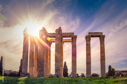 Plakat Świątynia Zeusa Olimpijskiego (po grecku: Naos tou Olimpiou Dios), znana również jako Olympieion, Ateny, Grecja.
