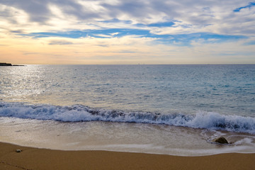 Wall Mural - Paysage; La plage, la mer Méditerranée, les vagues, ciel avec de beaux nuages.