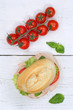 Brötchen Sandwich Baguette belegt mit Schinken Hochformat von oben auf Holzbrett