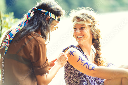 Cuadros en Lienzo Pretty free hippie girls. Body painting - Vintage effect photo