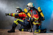 Feuerwehr Angriffstrupp mit Atemschutzausrüstung auf Erkundung im Kellerraum