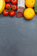 Obst und Gemüse Sammlung Lebensmittel Früchte essen Hochformat Schieferplatte Textfreiraum von oben