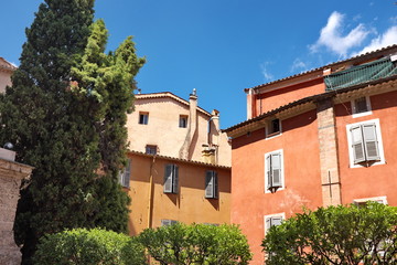 Wall Mural - Maisons ocres avec arbre et ciel bleu