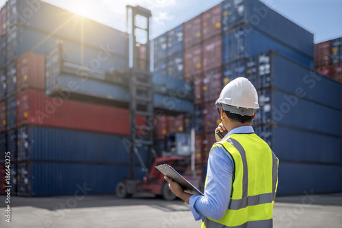 Cuadros en Lienzo Foreman control loading Containers box