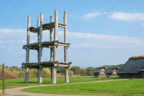 三内丸山遺跡の竪穴住居 掘立柱建物の復元建造物 Stock Photo Adobe Stock 三内丸山遺跡の竪穴住居 掘立柱建物の復元建造物 Stock Photo Adobe Stock