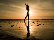 Frau Macht Yoga Am Strand Bei Sonnenuntergang