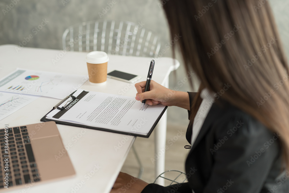 Geschaftsfrau Bei Der Arbeit Die Ein Vertragspapier In Ihrer