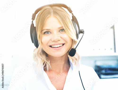 Шлем z-tactical. Allow in headset. Девушка в наушниках сток фото. Телефонный оператор. Allow in headset.