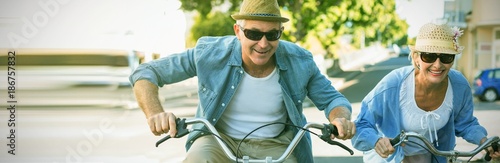Cuadros en Lienzo Happy mature couple going for a bike ride in the city