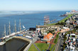 Bremerhaven von oben während der Sail, Blick zur Wesermündung mit Segelschiffen und Volksfest