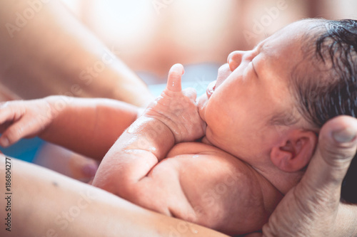 Fotografía Cute asian newborn baby girl take a bath in bathtub
