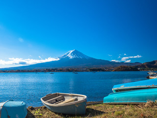 Naklejka na meble Fuji mountain with the boats and tourist are boating in the lake.