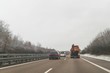 Autos und Reinigungsfahrzeug mit Wassersauger auf einer Autobahn, Deutschland