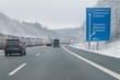 Autos mit Anhänger auf einer Autobahn, Deutschland