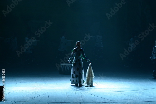 Fotografía A guy and a girl sitting under the light at the theater