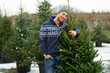 © pikselstock - Man Buying Christmas Tree